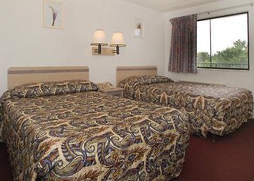 Days Inn & Suites By Wyndham Indianapolis Airport East Экстерьер фото