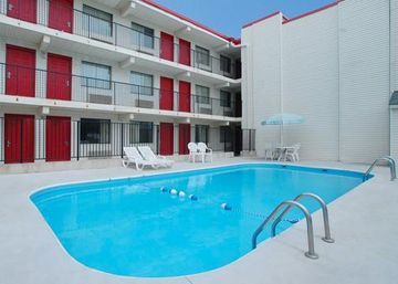 Days Inn & Suites By Wyndham Indianapolis Airport East Экстерьер фото