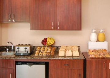 Days Inn & Suites By Wyndham Indianapolis Airport East Экстерьер фото
